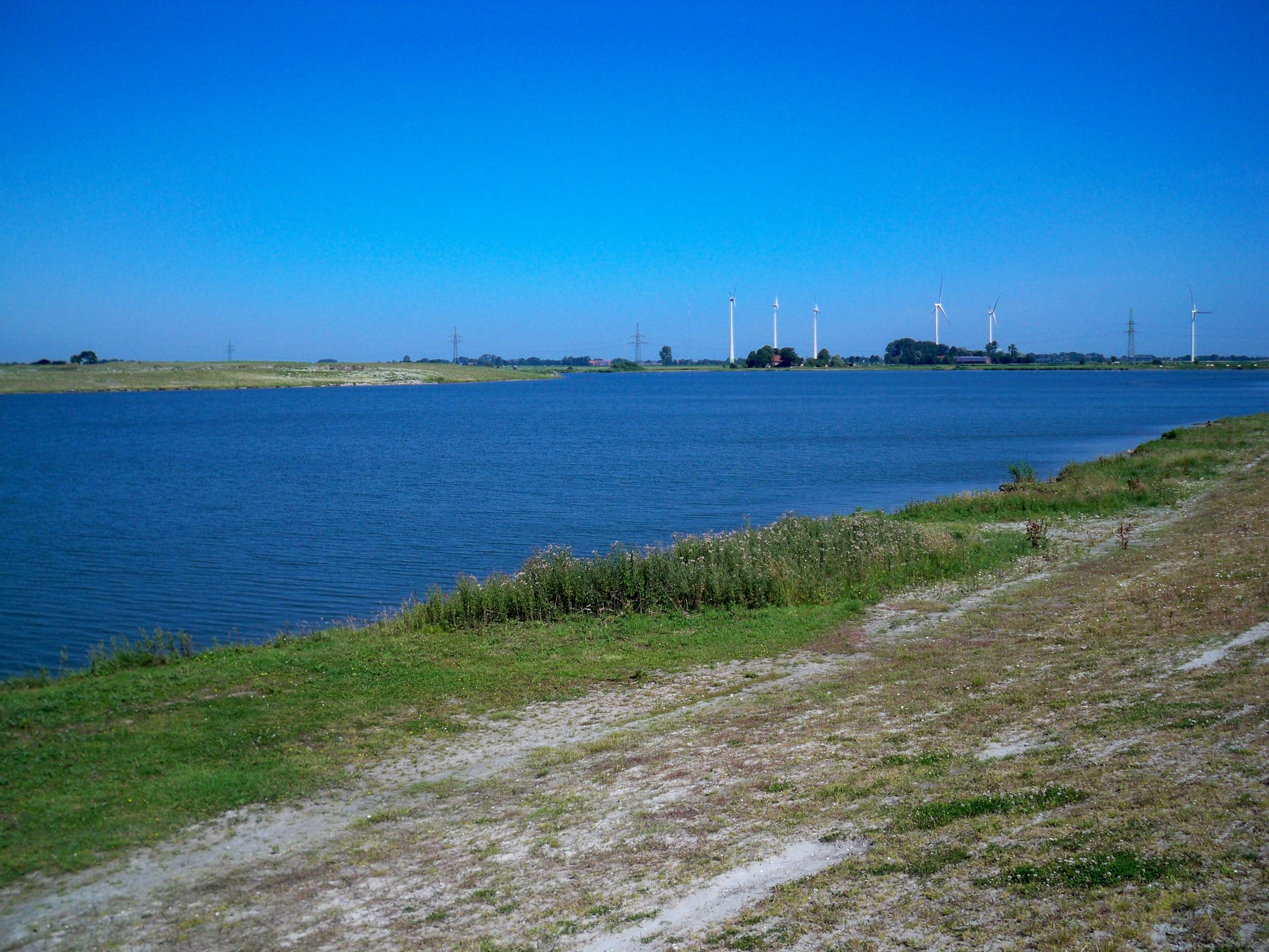 Blick von der Fußballgolfanlage über das Wangermeer
