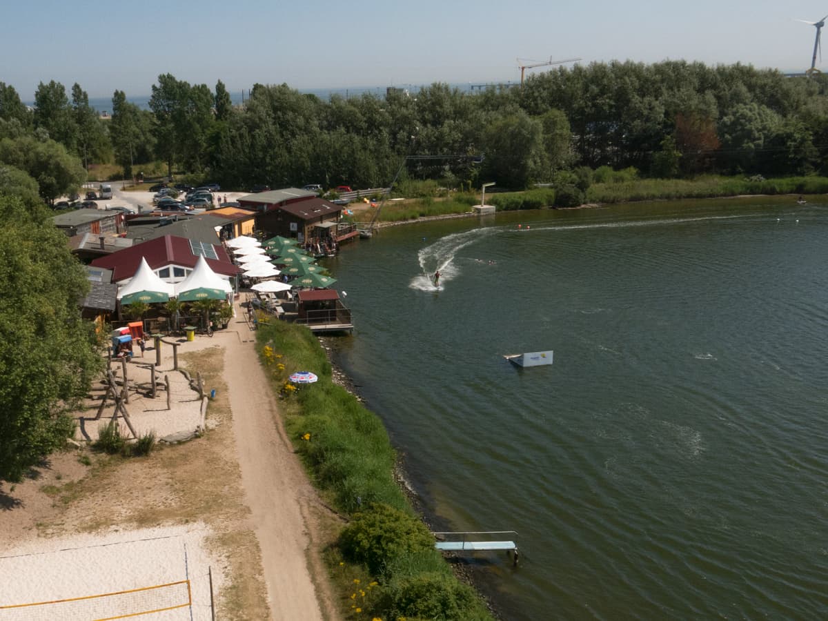 Luftbild des Wasserskilifts der Hooksieler Skiterrassen
